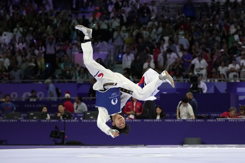 El surcoreano Taejoon Park celebra la conquista del oro en el taekwondo olímpico, en la categoría de los 58 kilogramos, el miércoles 7 de agosto de 2024, en París (AP Foto/Andrew Medichini)