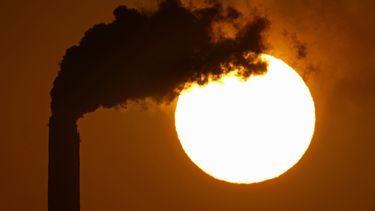 La chimenea de una planta de energía eléctrica cerca de Emmett, Kansas, el 18 de septiembre de 2021. (Foto AP /Charlie Riedel)