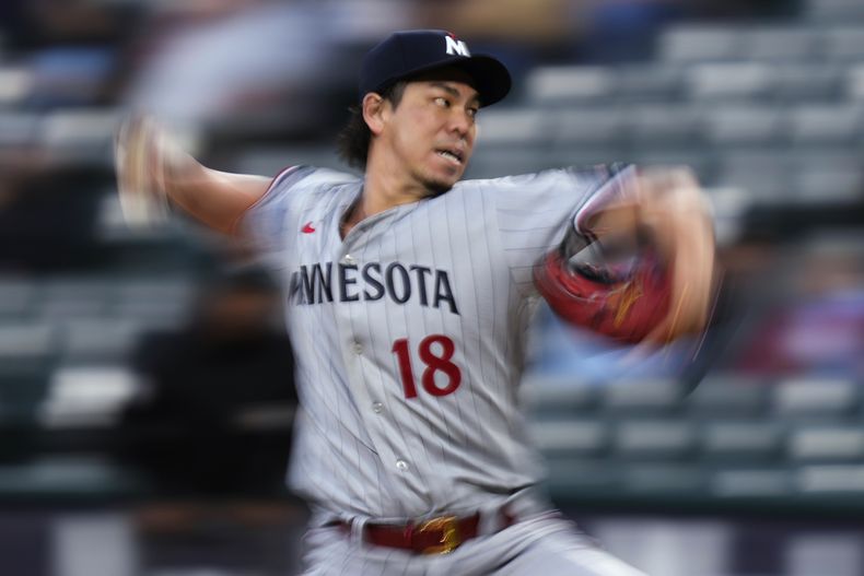 El japonés Kenta Maeda, abridor de los Mellizos de Minnesota, hace un lanzamiento en el encuentro ante los Medias Blancas de Chicago, el jueves 14 de septiembre de 2023 (AP Foto/Nam Y. Huh)