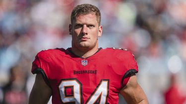 ARCHIVO - Carl Nassib, linebacker de los Buccaneers de Tampa Bay, observa el campo durante un partido de la NFL en contra de los Panthers de Carolina, el domingo 23 de octubre de 2022, en Charlotte, Carolina del Norte. Nassib, el primer jugador abiertamente gay que participó en un partido de temporada regular de la NFL, anunció su retiro el miércoles 6 de septiembre de 2023. Jugó con Cleveland, Tampa Bay y Las Vegas. (AP Foto/Jacob Kupferman, Archivo)