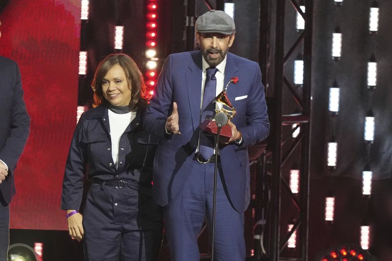 Juan Luis Guerra recibe el premio al álbum del año en la ceremonia del Latin Grammy el jueves 14 de noviembre de 2024, en Miami. (Foto AP/Lynne Sladky)