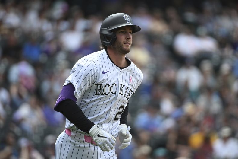 Ryan McMahon de los Rockies de Colorado recorre las bases tras batear un jonrón ante los Padres de San Diego, el domingo 11 de mayo de 2025, en Denver. (AP Foto/Geneva Heffernan)