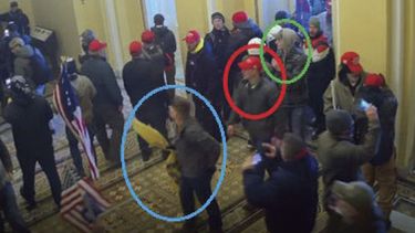 ARCHIVO - En esta imagen del video de la Policía del Capitolio de EEUU, se ve a Joshua Abate, con un círculo verde; Micah Coomer, con un círculo rojo, y Dodge Dale Hellonen, con un círculo azul, todos ellos marines en servicio participando en el asalto a la sede del Congreso el 6 de enero de 2021 en Washington. (Departamento de Justicia vía AP, Archivo)