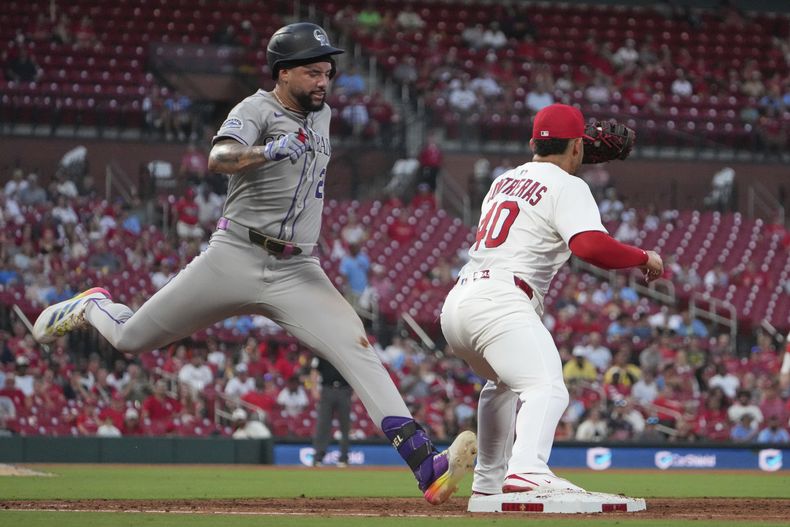 El dominicano Warming Bernabel, de los Rockies de Colorado, es retirado en primera por el venezolano Willson Contreras, de los Cardenales de San Luis, en el juego del lunes 11 de agsoto de 2025 (AP Foto/Jeff Roberson)