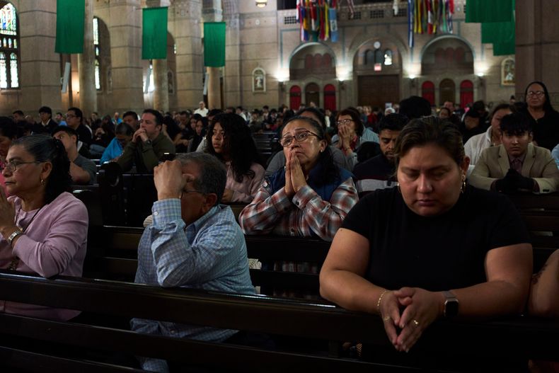 Feligreses rezan durante una misa dominical en la iglesia católica Santuario del Sagrado Corazón, el 12 de octubre de 2025, en Washington. (AP Foto/Luis Andrés Henao)