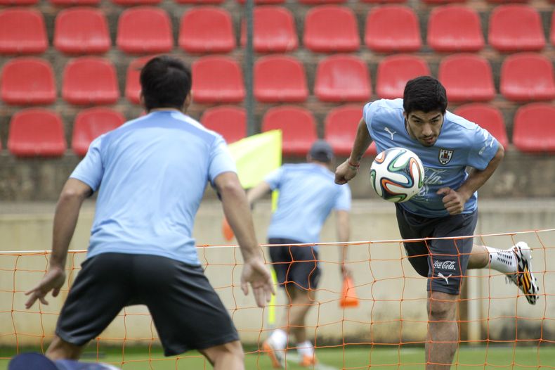 Luis Su&aacute;rez golpea el bal&oacute;n con la cabeza durante una pr&aacute;ctica de la selecci&oacute;n uruguaya en Sete Lagoas, Brasil, el jueves 12 de juniio de 2014 (AP Foto/Bruno Magalhaes)