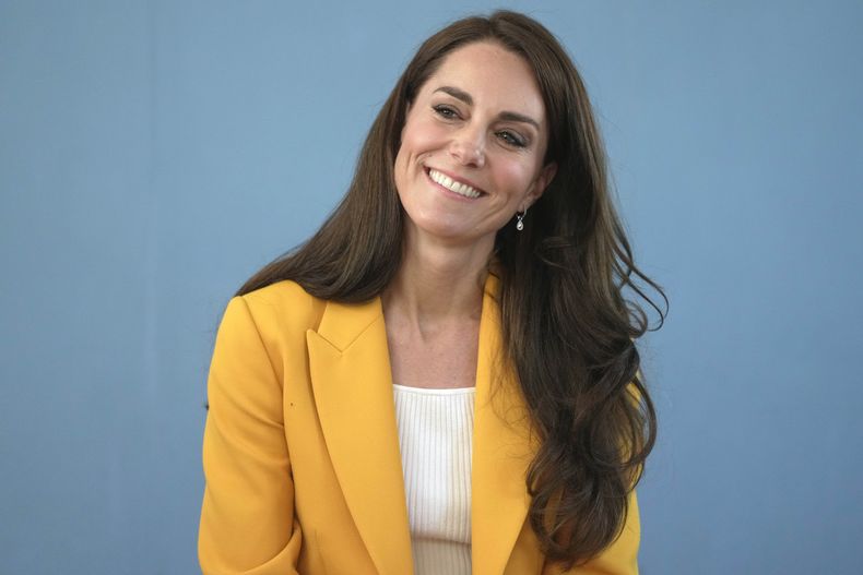 ARCHIVO - Catalina, la princesa de Gales, sonríe mientras visita el Dame Kelly Holmes Trust y se reúne con algunos jóvenes a los que apoya la organización benéfica, el 16 de mayo de 2023, en Bath, Inglaterra. Diversas agencias de noticias, incluida The Associated Press, publicaron y luego se retractaron de una imagen divulgada por el Palacio de Kensington de Catalina y sus hijos por temores de que hubiese sido manipulada. (Foto AP/Kin Cheung, Pool, archivo)