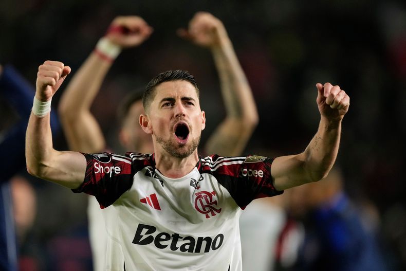 Jorginho, de Flamengo, celebra el triunfo sobre Estudiantes de la Plata en la vuelta de los cuartos de final de la Copa Libertadores, el jueves 25 de septiembre de 2025 (AP Foto/Gustavo Garello)
