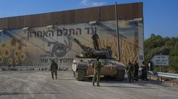 Soldados israelíes se reúnen en un área de concentración cerca de la frontera con la Franja de Gaza, en el sur de Israel, el domingo 15 de octubre de 2023. (Foto AP/Ohad Zwigenberg)