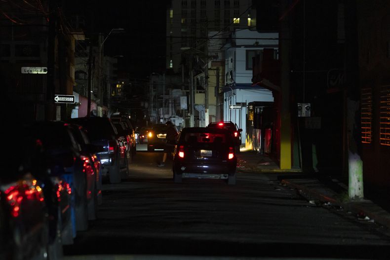 Una calle a oscuras durante un apagón en San Juan, Puerto Rico, tras la puesta del Sol el martes 31 de diciembre de 2024. (AP Foto/Alejandro Granadillo)