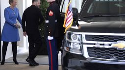 El presidente ucraniano Volodymyr Zelenskyy abandona la Casa Blanca tras reunirse con el presidente estadounidense Donald Trump, el viernes 28 de febrero de 2025, en Washington. (AP Foto/Evan Vucci)