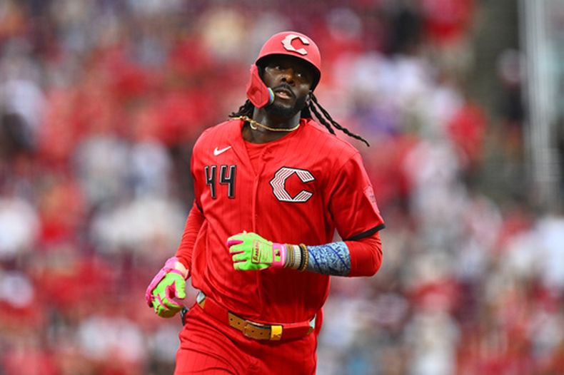 El dominicano Elly de la Cruz, de los Rojos de Cincinnati, recorre las bases luego de batear un jonrón ante los Cerveceros de Milwaukee, el sábado 5 de septiembre de 2026 (AP Foto/Ben Jackson)