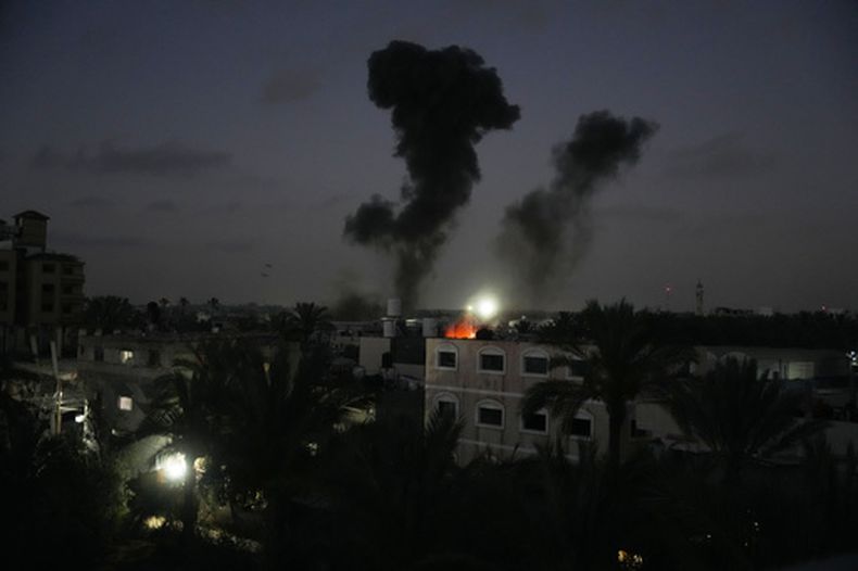 Se eleva humo tras un ataque aéreo israelí en Deir al-Balah, en el centro de la Franja de Gaza, el sábado 27 de junio de 2026. (Foto AP/Abdel Kareem Hana)