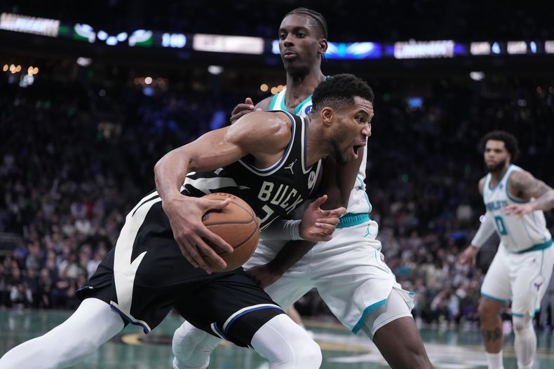 Giannis Antetokounmpo, de los Bucks de Milwaukee, intenta superar a Moussa Diabaté, de los Hornets de Charlotte durante el tiempo extra del juego de baloncesto de la Copa NBA, el viernes 14 de noviembre de 2025, en Milwaukee. (AP Foto/Morry Gash)