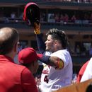 Eddie Casiano y Yadier Molina hacen las paces tras su intercambio de palabras en la final del BSN