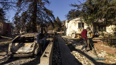 Una casa que no fue destruida por los incendios en Altadena, California, el 12 de enero del 2025. (AP foto/Ethan Swope)