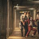 Esta imagen proporcionada por Warner Bros. Pictures muestra a Joaquin Phoenix, en primer plano al centro, y Brendan Gleeson, al fondo en el centro, en una escena de Joker: Folie à Deux. (Niko Tavernise/Warner Bros. Pictures vía AP)