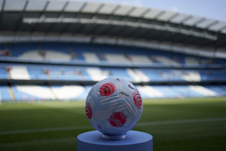 ARCHIVO - Un balón se muestra antes de un partido de la Liga Premier inglesa entre el Manchester City y el Newcastle United, el 8 de mayo de 2022 (AP Foto/Jon Super, archivo)