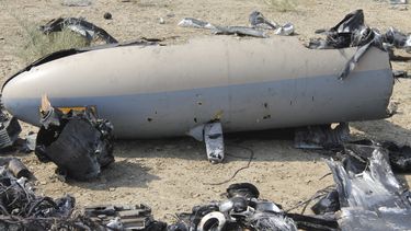 americateve | Esta foto sin fecha difundida el 25 de agosto del 2014 por la Guardia Revolucionaria Iran&iacute; sostiene que se trata de los restos de un drone israel&iacute; derribado por Ir&aacute;n cerca de una instalaci&oacute;n nuclear. (AP Foto/Sepahnews)