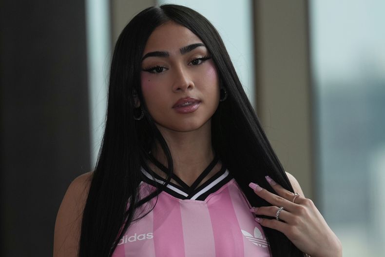 La cantante y compositora chileno-estadounidense Paloma Mami posa para una foto durante una entrevista en la Ciudad de México, el jueves 17 de julio de 2025. (Foto AP/Marco Ugarte)