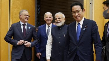 ARCHIVO - De izquierda a derecha, el primer ministro australiano Anthony Albanese, el presidente estadounidense Joe Biden y el premier indio Narendra Modi son recibidos por el primer ministro japonés Fumio Kishida, derecha, en el Palacio Kantei, el 24 de mayo de 2022, en Tokio. (AP Foto/Evan Vucci, archivo)