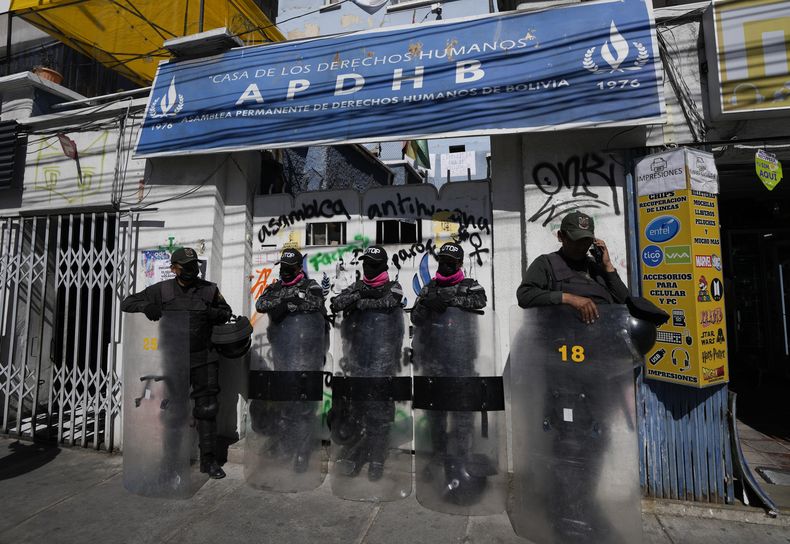 La policía hace guardia en la entrada principal de la oficina de la Asamblea Permanente de los Derechos Humanos de Bolivia (APDHB) en La Paz, Bolivia, el martes 6 de junio de 2023. (AP Foto/Juan Karita)