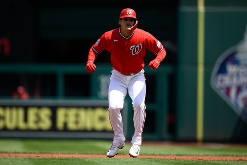 Brady House, de los Nacionales de Washington, toma ventaja desde la primera base durante la primera entrada de un juego de béisbol contra los Gigantes de San Francisco, el domingo 19 de abril de 2026, en Washington. (AP Foto/Nick Wass)
