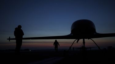 Militares de la Inteligencia de Defensa ucraniana se preparan para lanzar drones An-196 Liutyi de larga distancia en un lugar no revelado, en Ucrania, el 28 de febrero de 2025. (AP Foto/Evgeniy Maloletka)