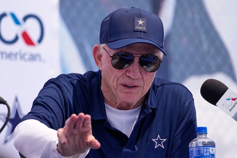 El dueño de los Cowboys de Dallas Jerry Jones habla en conferencia de prensa en el primer día de los entrenamientos del equipo el martes 28 de julio del 2026. (AP Foto/Mark J. Terrill)