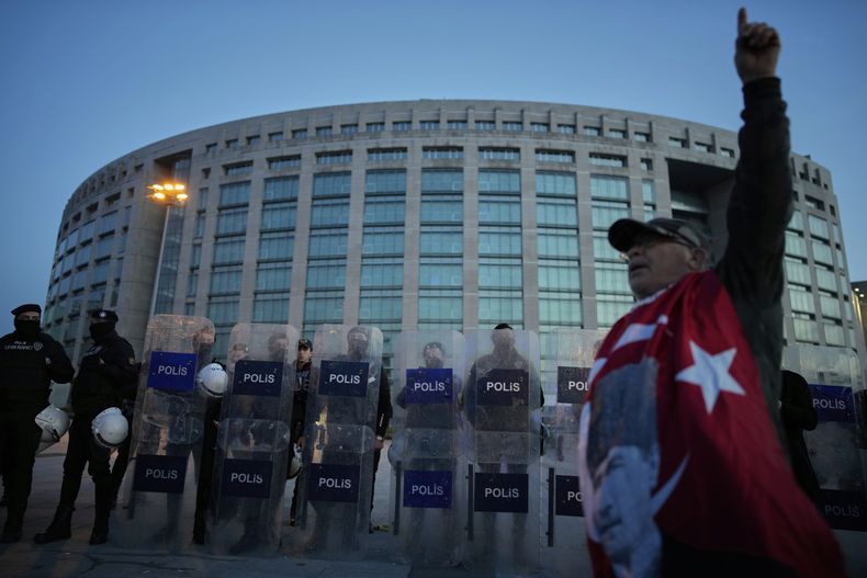 Un manifestante grita consignas durante una protesta contra el arresto del alcalde de Estambul, Ekrem Imamoglu, afuera del tribunal de Caglayan, en Estambul, Turquía, el sábado 22 de marzo de 2025. (AP Foto/Emrah Gurel)