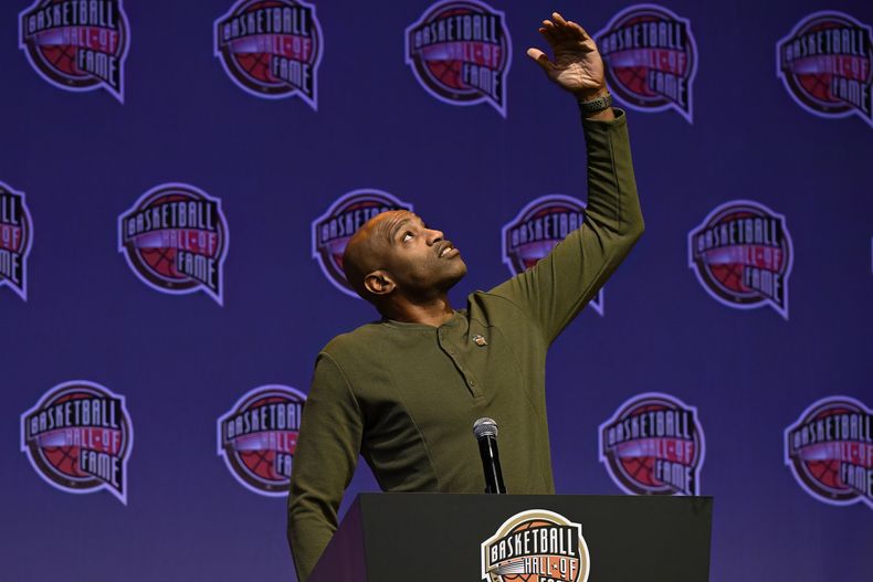 El miembro de la clase 2024 del Salón de la Fama del Baloncesto, Vince Carter hace una descripción durante una conferencia de prensa en Mohegan Sun, el sábado 12 de octubre de 2024, en Uncasville, Connecticut. (AP Foto/Jessica Hill)