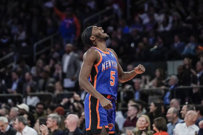 ARCHIVO - En esta foto del martes 28 de noviembre de 2023, el base Immanuel Quickley, de los Knicks de Nueva York, reacciona ante una jugada durante un partido (AP Foto/Peter K. Afriyie)