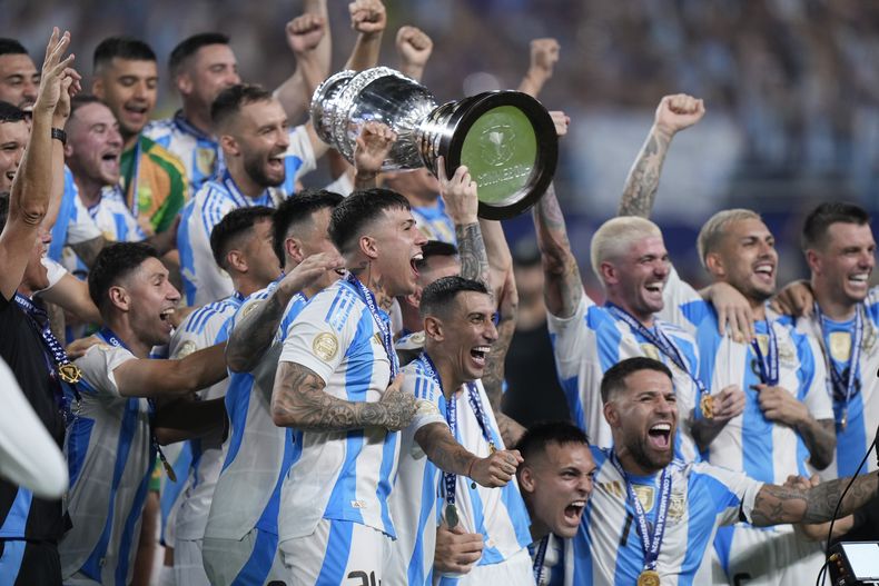 Los jugadores de Argentina alzan el trofeo de la Copa América tras vencer 1-0 a Colombia en la final, el lunes 15 de julio de 2024, en Miami Gardens, Florida. (AP Foto/Wilfredo Lee)