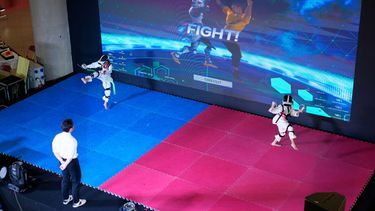 Atletas virtuales de taekwondo compiten en un evento en Kuala Lumpur, Malasia, el sábado 20 de junio de 2026. (Foto AP/Vincent Thian)