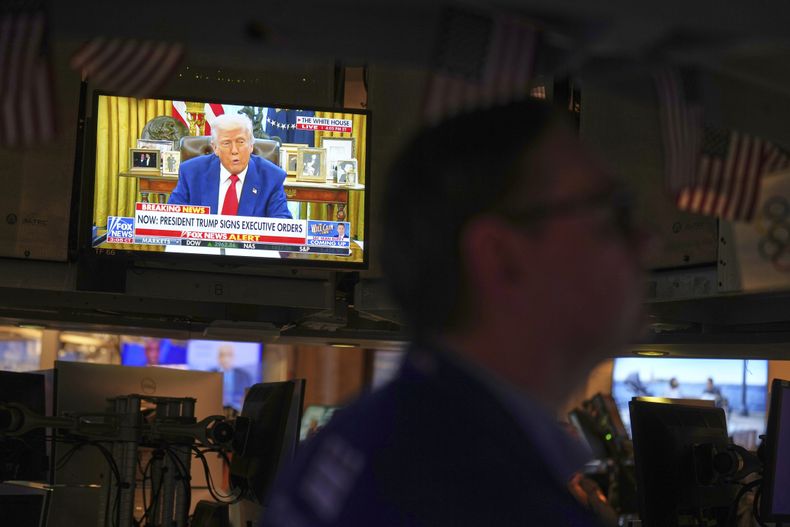 El presidente Donald Trump aparece en un televisor en el piso de la Bolsa de Valores de Nueva York, el miércoles 9 de abril de 2025. (AP Foto/Seth Wenig)