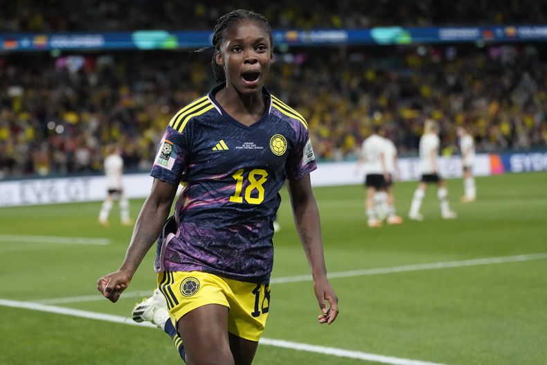 La colombiana Linda Caicedo celebra tras anotar el primer gol de su equipo en la victoria 2-1 ante Alemania en el Mundial femenino, el domingo 30 de julio de 2023, en Sídney. (AP Foto/Rick Rycroft)