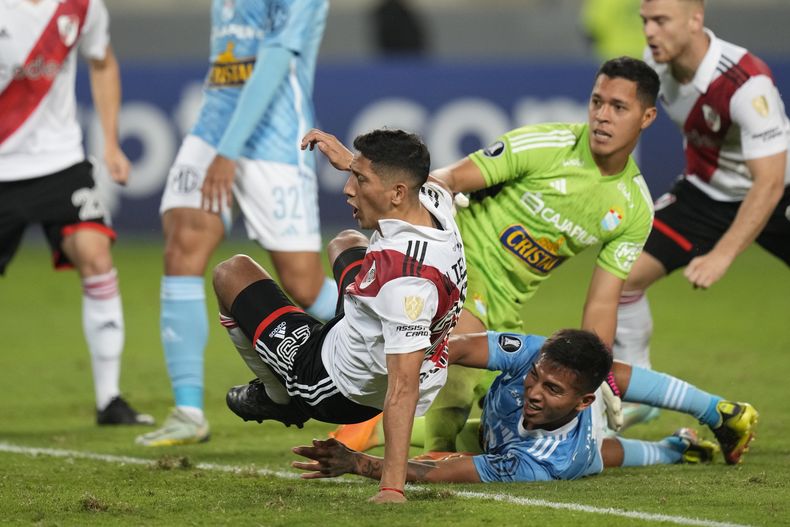 Rodrigo Aliendro, de River Plate de Argentina, anota ante Sporting Cristal, en un partido de la Copa Libertadores, realizado el jueves 25 de mayo de 2023 (AP Foto/Martín Mejía)