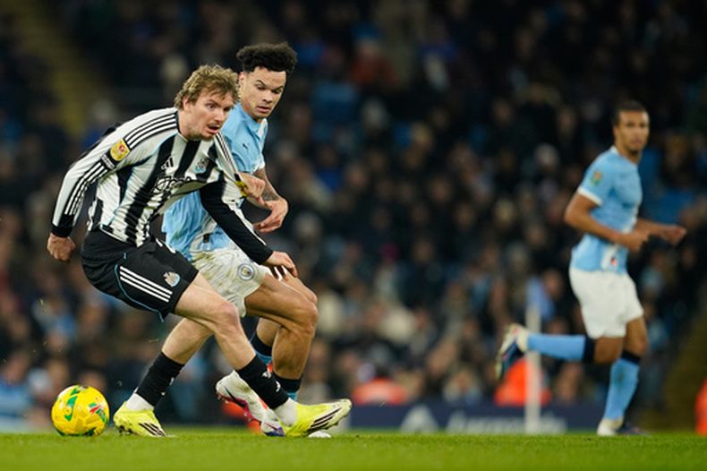 Nick Woltemade del Newcastle pelea por el balón con Nico OReilly del Manchester City en el encuentro de la Copa de la Liga inglesa el miércoles 4 de febrero del 2026. (AP Foto/Dave Thompson)