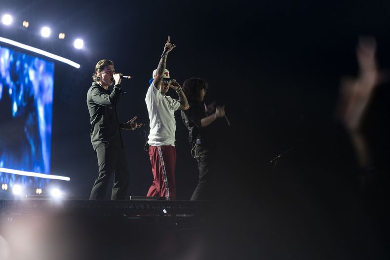 El cantante colombiano Blessd, centro, durante su concierto en el Coca-Cola Flow Fest en la Ciudad de México el domingo 24 de noviembre de 2024. (Foto AP/Félix Márquez)