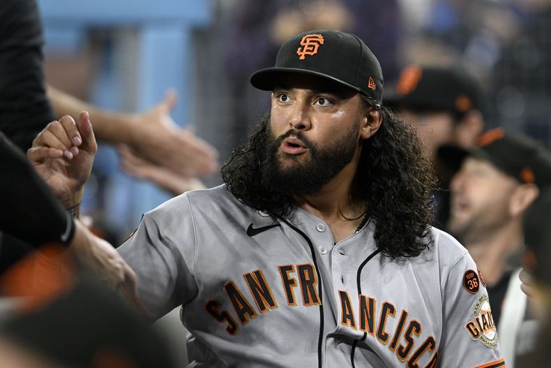 En foto del 22 de septiembre del 2023, Ee abridor de los Gigantes de San Francisco Sean Manaea observa el dugout durante el encuentro ante los Dodgers de Los Ángeles. El domingo 7 de enero del 2023, Manaea firma por dos años con los Mets. (AP Foto/Alex Gallardo)