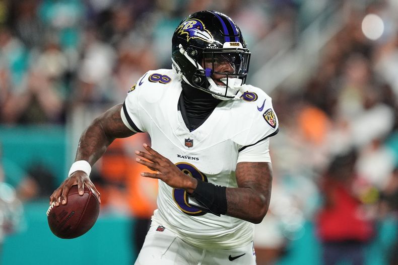 Lamar Jackson, quarterback de los Ravens de Baltimore, se dispone a lanzar un pase ante los Dolphins de Miami el jueves 30 de octubre de 2025 (AP Foto/Rebecca Blackwell)