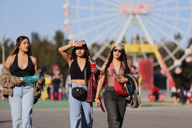 Fans llegan al Coca-Cola Flow Fest en la Ciudad de México, el domingo 23 de noviembre de 2025. (Foto AP/Ginnette Riquelme)