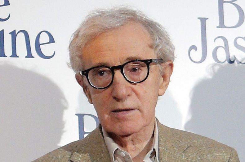 ARCHIVO - En imagen del 27 de agosto de 2013, el cineasta Woody Allen acude al estreno de su pel&iacute;cula "Blue Jasmine" en Par&iacute;s. (Foto AP/Christophe Ena, archivo)