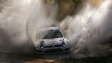 americateve | En esta foto suministrada por Rally Australia, Sebastien Ogier y su copiloto Julien Ingrassia en un pasaje del Rally de Australia cerca de Coffs Harbor el 14 de septiembre del 2014. Ogier gan&oacute; el rally. (AP Foto/Rally Australia) EDITORIAL USE ONLY