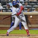 El dominicano Vladimir Guerrero, de los Azulejos de Toronto, pega un sencillo ante los Mets de Nueva York, en el duelo del viernes 2 de junio de 2023 (AP Foto/Frank Franklin II)