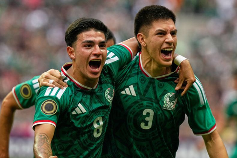 Cristóbal Alfaro, derecha, de la Selección Mexicana Sub 20, celebra con Juan Sigala después de marcar gol contra Estados Unidos durante la Final del Premundial Sub 20 de CONCACAF, el domingo 9 de agosto de 2026, en Ciudad de México. (AP Foto/Fernando Llano)
