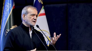 En esta imagen, distribuida por la Oficina de la Presidencia de Irán, el presidente del país, Masoud Pezeshkian, habla ante oficinales de la Marina, en Teherán, Irán, el 17 de mayo de 2025. (Oficina de la Presidencia de Irán vía AP)