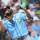Junior Caminero, de los Rays de Tampa Bay, celebra mientras cruza el plato después de batear un jonrón solitario ante el relevista de los Rockies de Colorado, Tanner Gordon, en la cuarta entrada del juego de béisbol de Grandes Ligas, el lunes 3 de agosto de 2026, en Denver. (AP Foto/David Zalubowski)