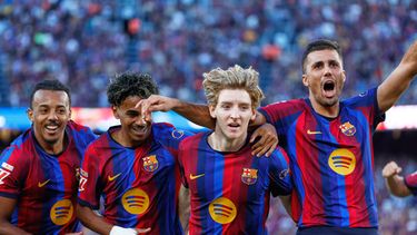 Jules Kounde, con sus compañeros del Barcelona Lamine Yamal, Anthony Gordon y Rodrigo celebran el gol ante el Getafe en el encuentro de La Liga el sábado 10 de octubre del 2026. (AP Foto/Joan Monfort)