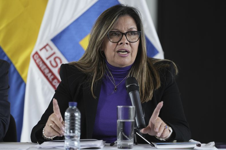 La fiscal general de Colombia, Luz Adriana Camargo Garzón, que fue jefa de investigaciones de la Comisión Internacional Contra la Impunidad en Guatemala, de la ONU, en una conferencia de prensa en Bogotá, Colombia, el martes 3 de junio de 2025, después de que una corte guatemalteca emitiera órdenes de detención contra ella y el exministro de Defensa colombiano Iván Velásquez, quien fue líder de la misión. (AP Foto/Iván Valencia)